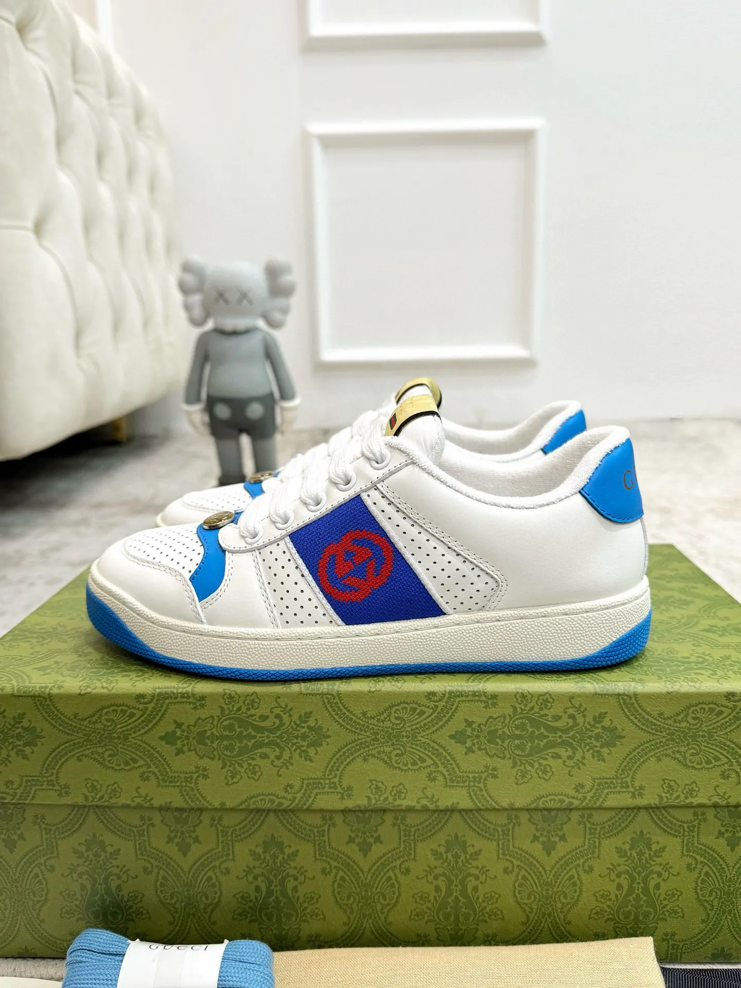 Ex-factory price: 540💰 GUCCI Gucci's newly upgraded back cover lining, top-notch old dirty shoes, classic casual sports shoes for couples, retro sneakers and old G family dirty shoes, updated at the counter simultaneously! ①The shoe upper has the same water-based edge coating process as the original version⚠️The ordinary oil edges on the market have a strong glue feel and are easy to fall off! Grade A first-layer nubuck leather (with pores)/matching computer embroidered double G cloth, high-density terry velvet lining. ② A PVC transparent small round mark sealing line is added to the details of the midsole. The mold is opened six times and the jewelry craftsmanship is used to customize the two-color double G buckle, striving to be the same as the original version. A pair of buttons is more than three times more expensive than ordinary buckles on the market. ③An old two-color washable label, the chip is placed on the outer waist of the right foot, the entire shoe is completely hollowed out with rubber technology, TUP material (rubber to distinguish the market) with the latest green packaging from the counter, 3D printed handbag, and a pair of shoelaces. There is no pressure when entering and exiting the counter. You can buy a 1:1 accurate replica of the original version and modify and upgrade it repeatedly. The details are perfectly restored, the materials are all customized, and they are truly top-notch. Please look at the details clearly to identify the quality. Upper: First-layer frosted cowhide/embroidered double G cloth. Lining: original high-density velvet lining. Foot pads: original pearlescent sheepskin. Outsole: private molded vacuum TPU material. Packaging: original top-grade full set packaging at the counter. Shoe size: women's size 35-40, men's size 39-44 (men's size 38, 45🉑️customized, non-returnable)